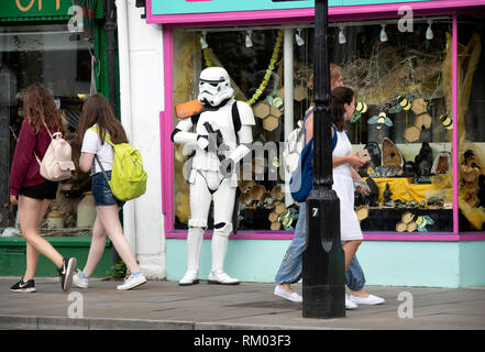 Glastonbury resident gekleidet wie ein Stormtrooper aus Star Wars auf dem Markt Stockfoto