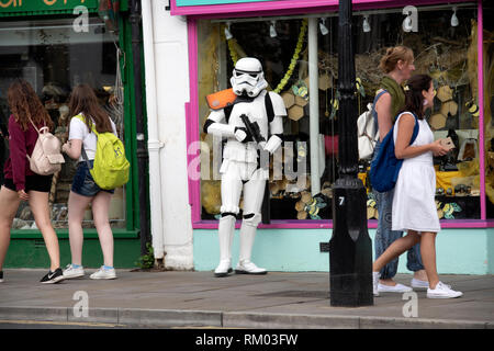 Glastonbury resident gekleidet wie ein Stormtrooper aus Star Wars auf dem Markt Stockfoto