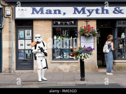 Glastonbury resident gekleidet wie ein Stormtrooper aus Star Wars auf dem Markt Stockfoto