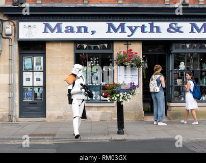 Glastonbury resident gekleidet wie ein Stormtrooper aus Star Wars auf dem Markt Stockfoto