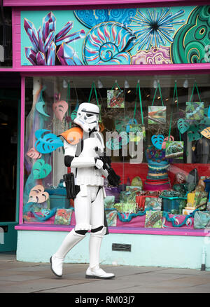 Glastonbury resident gekleidet wie ein Stormtrooper aus Star Wars auf dem Markt Stockfoto