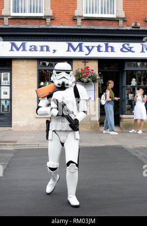 Glastonbury resident gekleidet wie ein Stormtrooper aus Star Wars auf dem Markt Stockfoto