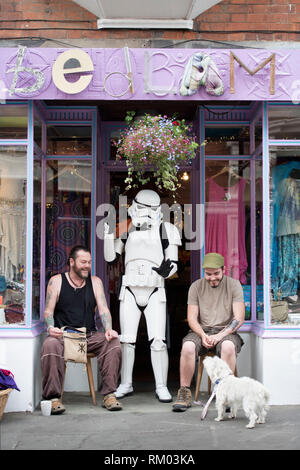 Glastonbury resident gekleidet wie ein Stormtrooper aus Star Wars Stockfoto