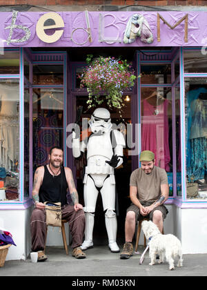 Glastonbury resident gekleidet wie ein Stormtrooper aus Star Wars Stockfoto