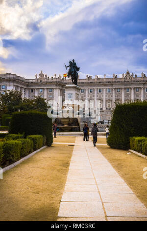 Blick von der Plaza de Oriente (Ost) mit dem Denkmal für Felipe IV auf dem Pferd und dem Königlichen Palast im Hintergrund in Madrid, Spanien. Stockfoto