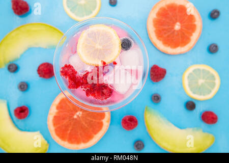 Obst und den Cocktail in ein Glas Stockfoto