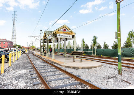 New Orleans, USA - 23. April 2018: Altstadt Straße in Louisiana berühmte Stadt mit Bahnhof auf Dumaine Street und Titel Stockfoto