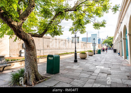 New Orleans, USA - 23. April 2018: Alte Stadt Decatur Gasse Straße in Louisiana berühmte Stadt mit niemand im Frühling Tag Stockfoto