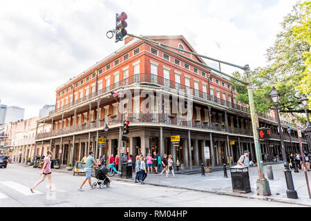 New Orleans, USA - 23. April 2018: Alte Stadt Decatur Straße in Louisiana berühmte Stadt und viele Menschen zu Fuß von Stores Shops auf St. Peter Straße während der da Stockfoto