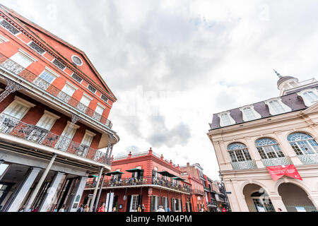 New Orleans, USA - 23. April 2018: Altstadt Straße in Louisiana berühmte Stadt und St. Peter Chartres Street Kreuzung Weitwinkel Stadtbild bis du suchen Stockfoto