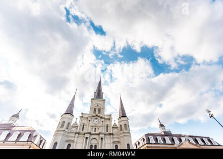 New Orleans, USA Altstadt Straße in Louisiana berühmten Stadt Stadt mit St. Louis Kathedrale Kirche während der sonnigen Tag auf der Jackson Square suchen Stadtbild Stockfoto