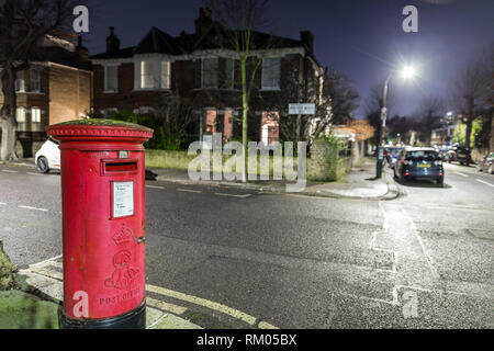 Postbox und leichte Wanderwege in Londoner Vorort, Großbritannien Stockfoto