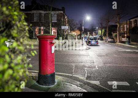 Postbox und leichte Wanderwege in Londoner Vorort, Großbritannien Stockfoto