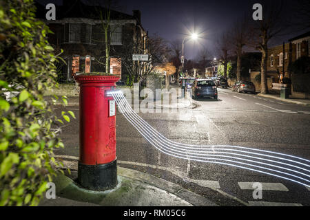 Postbox und leichte Wanderwege in Londoner Vorort, Großbritannien Stockfoto