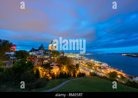 Nacht Blick auf den berühmten Fairmont Le Château Frontenac in Quebec, Kanada Stockfoto