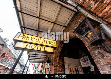 New Orleans, USA - 23. April 2018: Altstadt St Ann Street Louisiana berühmte Stadt und der Place d'Armes Hotel mit Zeichen, das vom Eingang Stockfoto