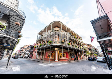 New Orleans, USA - 23. April 2018: Altstadt Royal Street Ecke Gebäude in Louisiana berühmte Stadt Geschäfte im Abend mit Weitwinkel von Gusseisen balcon Stockfoto