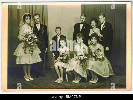 NOVY BOR, DIE TSCHECHOSLOWAKISCHE SOZIALISTISCHE REPUBLIK - UM 1970s: Vintage-Foto zeigt Brautpaar und Hochzeitsgäste. Schwarz-Weiß-Fotografie im Retro-Stil. 1970s Stockfoto