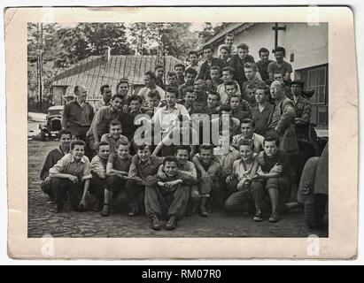 DIE TSCHECHOSLOWAKISCHE SOZIALISTISCHE REPUBLIK - UM 1950s: Retro-Foto zeigt eine Gruppe von Schuljungen. Gymnasiasten auf Klassenfahrt mit Lehrern. 1950s Stockfoto
