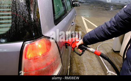 Mann pumpen Benzin im Auto an der Tankstelle - Transport und Ownership Konzept Stockfoto