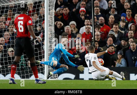 Paris Saint-Germain des Kylian Mbappe schießen Breite während der UEFA Champions League Achtelfinale, hinspiel Spiel im Old Trafford, Manchester. Stockfoto