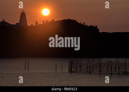 Sonnenaufgang über Schwalbenschwanz Leuchtturm auf Grand Manan in North Head Stockfoto