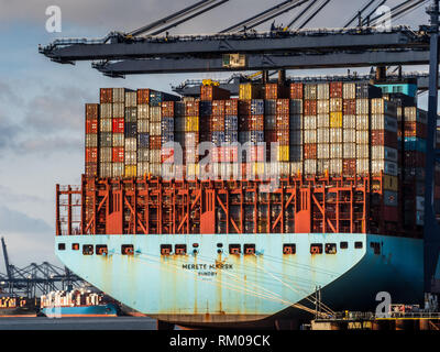 Der internationale Handel - Container Versand Wird geladen und von einem Maersk Container schiff Entladen im Hafen von Felixstowe, Großbritannien. Stockfoto