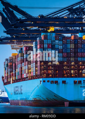 Der internationale Handel - Container Versand Wird geladen und von einem Maersk Container schiff Entladen im Hafen von Felixstowe, Großbritannien. Stockfoto