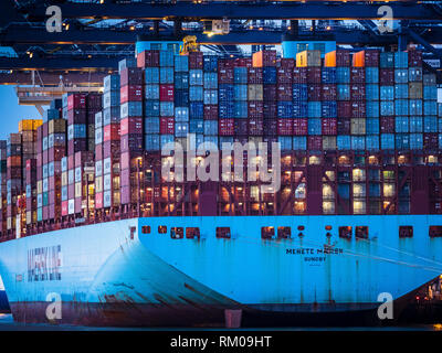 Der internationale Handel - Container Versand Wird geladen und von einem Maersk Container schiff Entladen im Hafen von Felixstowe, Großbritannien. Stockfoto