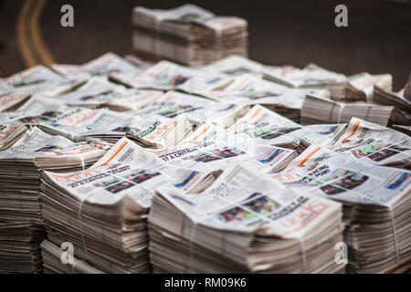 Zeitungshaufen. Evening Standard Zeitungen für den Vertrieb in London gebündelt. Pile of Newspapers London. Stockfoto