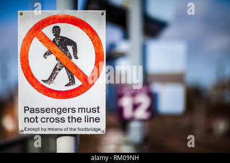 Eisenbahn Warnschild - Passagiere müssen nicht kreuzen die Linie Stockfoto