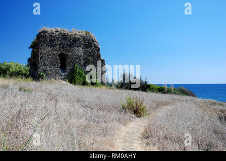 Ruinen von typischen viereckigen mittelalterlichen Turm der Sichtung von Anti-Sarazenischen in Position mit Blick auf das Meer Horizont am Tyrrhenischen Meer Cilento Stockfoto