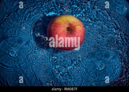 Wasser von einem roten Apfel aus La Rioja, Spanien Stockfoto