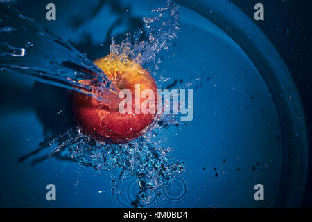 Wasser von einem roten Apfel aus La Rioja, Spanien Stockfoto