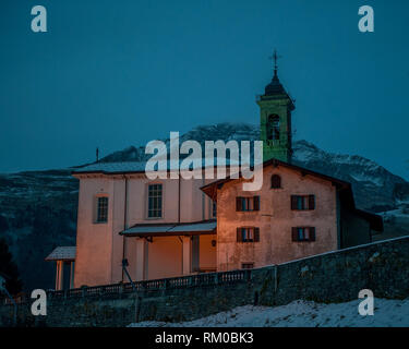 Berg Kirche bei Nacht beleuchtet Stockfoto