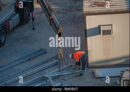 Arbeiter arbeiten Bügeleisen bar zu erhöhen Stockfoto