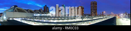 Skyline Panorama der Granary Wharf in Leeds City Centre in der Morgendämmerung Stockfoto