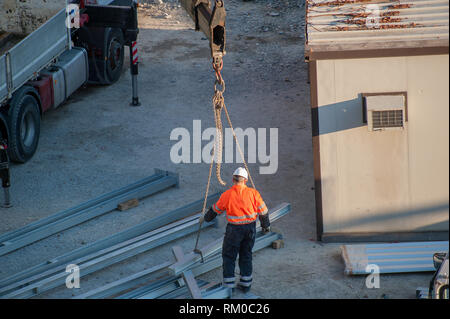 Arbeiter arbeiten Bügeleisen bar zu erhöhen Stockfoto