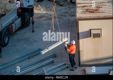 Arbeiter arbeiten Bügeleisen bar zu erhöhen Stockfoto