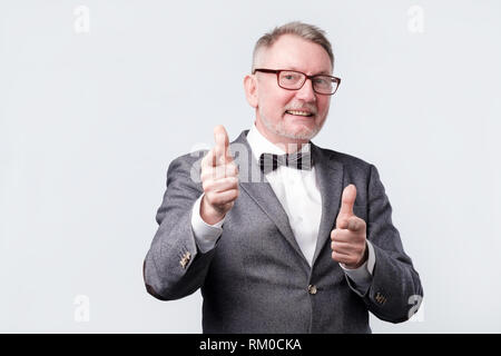 Der ältere Mann, der auf Sie tragen Anzug und Fliege Stockfoto