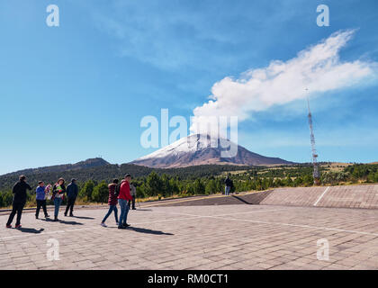 Paso de Cortes mit touristischen in Izta-Popo Zoquiapan National Park und Blick auf den Vulkan Popocatepetl, Amecameca, Mexiko, im September 30, 2018 Stockfoto