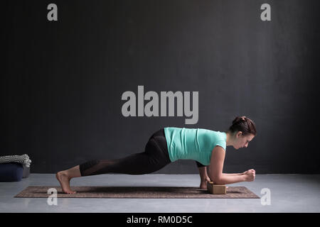 Junge schlanke Mädchen, das Pferd Für den Reiter übung, anjaneyasana darstellen, heraus zu arbeiten. Stockfoto