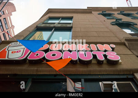 CHICAGO, IL - ca. März 2016: Dunkin' Donuts Zeichen an der Wand eines Gebäudes. Dunkin' Donuts ist eine US-amerikanische Firma global Donut und Kaffeehaus Kette. Stockfoto