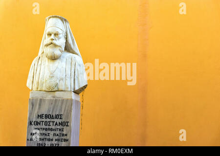 Blick auf Griechisch-orthodoxen Priester Skulptur in Street, Korfu, Griechenland. Stockfoto