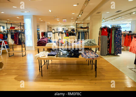 CHICAGO, IL - 01 April 2016: inside Für Immer 21 speichern. Für immer 21 ist eine amerikanische Kette der schnelle Mode Einzelhändler mit Sitz in Los Angeles. Stockfoto