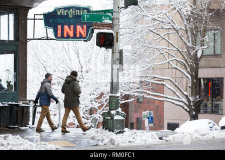 Seattle, Washington: Besucher Virginia Straße überqueren, als starker Wintersturm decken Seattle in sechs Zentimeter Schnee. In der Ferne ist eine Zeder totem Stockfoto