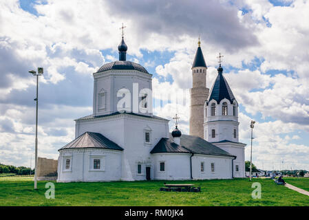 1352 Kirche und grossen Minarett der Moschee Kathedrale im Hintergrund. Bolghar, Russland. Stockfoto