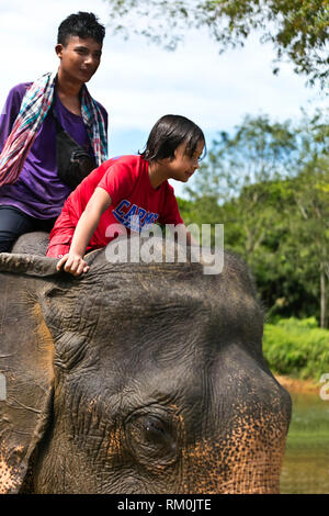 Vajra Garrett reitet auf einem Elefanten an einem Eco Resort - Khao Sok, THAILAND Stockfoto