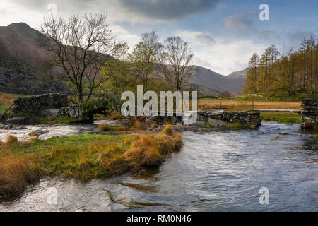 Slater Brücke über den Fluss Brathay im Nationalpark Lake District, Cumbria, England. Stockfoto