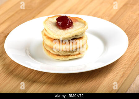 Oat Pfannkuchen mit Erdbeeren von Jam auf der Oberseite. Stockfoto